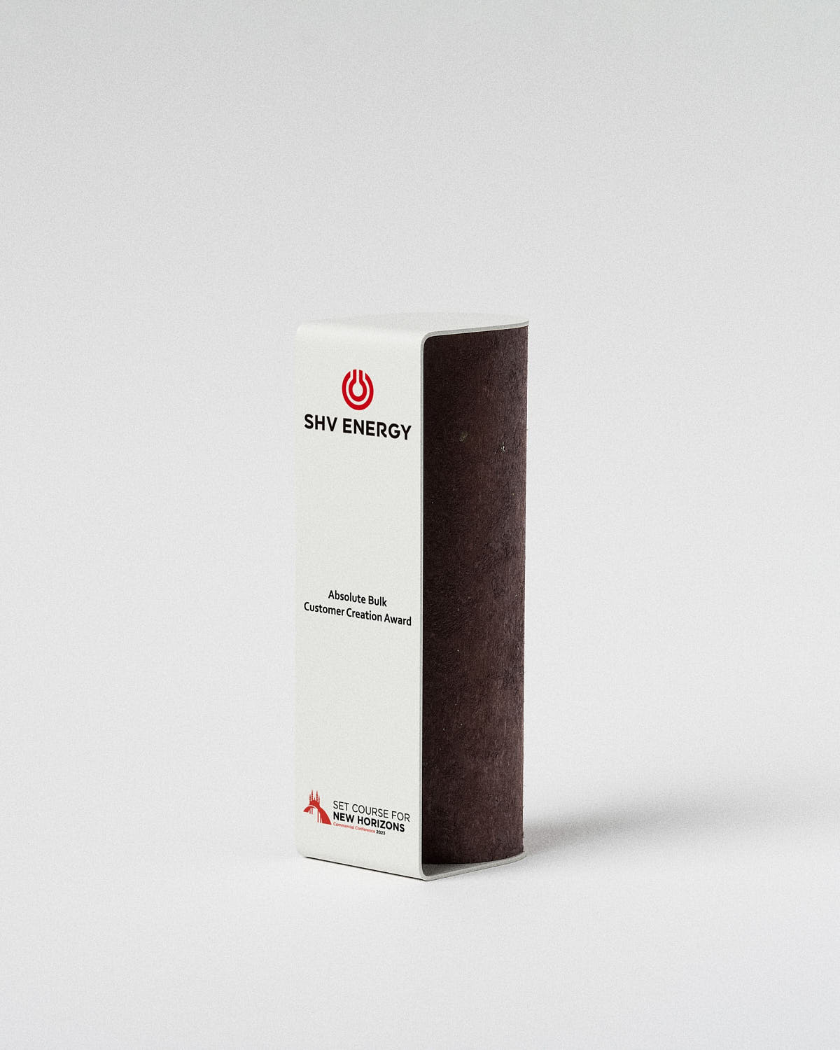 personalizaci&oacute;n trofeo Totem CLOT Sustain Awards